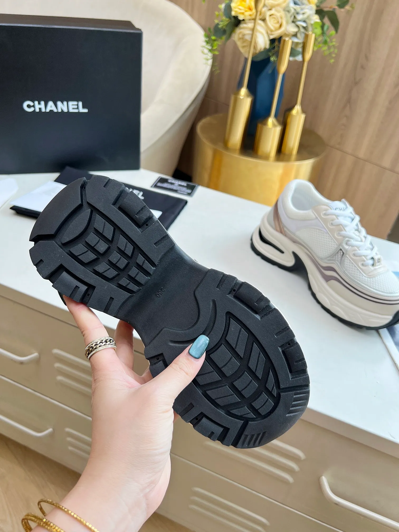 👟👟Ex-factory price 640👟👟 Women's shoe factory chanel Chanel early spring vacation series latest casual sports shoes silver white, gold white, silver gray, black and red! Incomparably beautiful and easy to wear, very light, the lining is also super soft, super comfortable, the upper is breathable, the color is high-end and durable, versatile. Upper: cowhide and cloth stitching. Inner: breathable mesh. Original foam combination outsole. Size: 35-40.